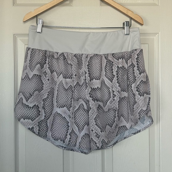 VARLEY High Waist Derby Alabaster Python Snake Print Gym Running Shorts XL - Picture 3 of 16